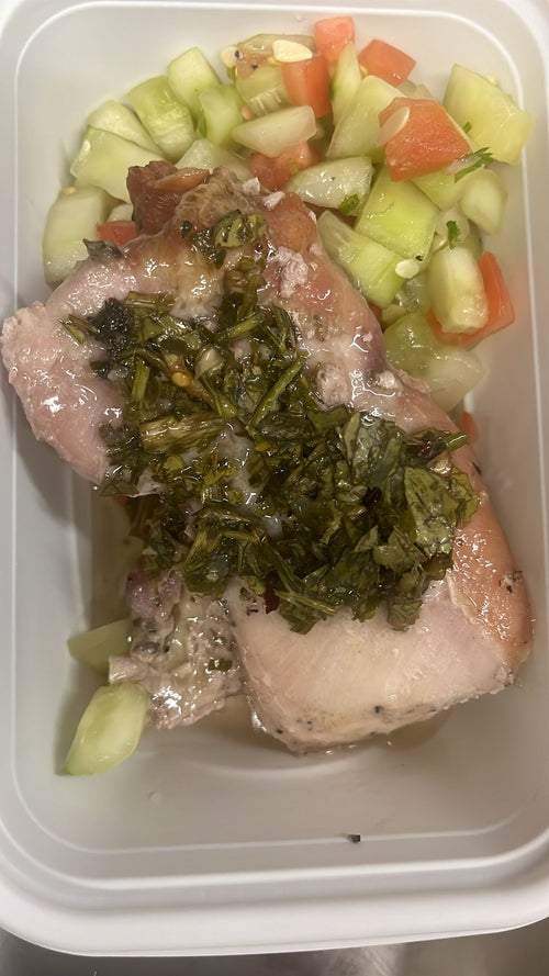 Pollo al horno con chimichurri, ensalada de pepino y tomate